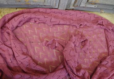 Preview: Dreiecktuch Susi Cassis von Invero, Merinowolle, Detail